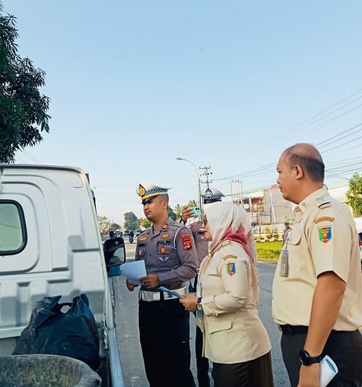 Anggota polisi melakukan pengecekan pajak bermotor